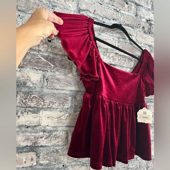 NWT Gorgeous Burgundy wine color velvet  slightly cropped top scalloped sleeves - Picture 7 of 12